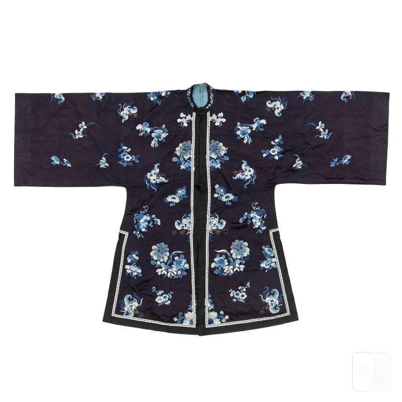 A Chinese embroidered silk robe, - 图1